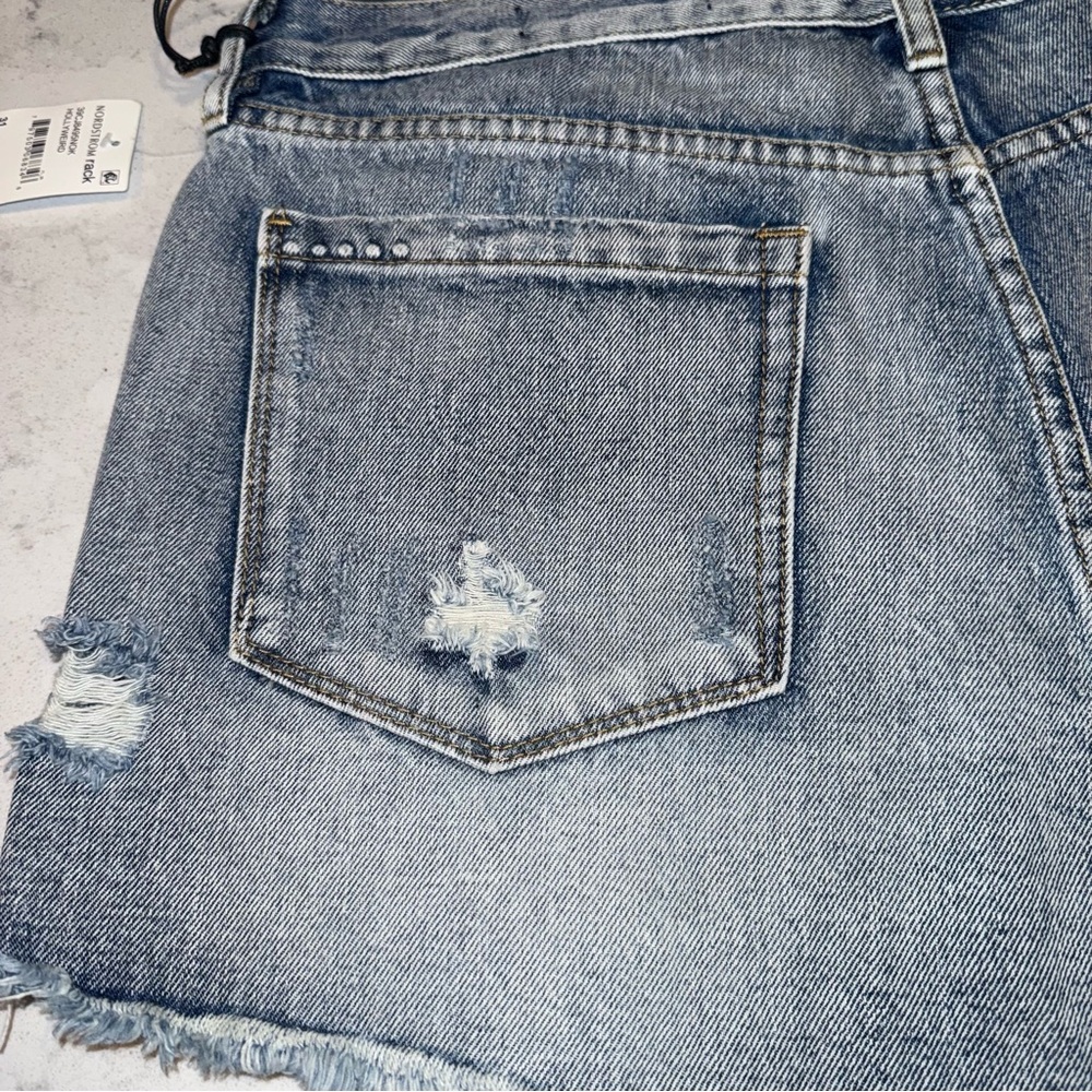 NWT- Blank NYC Women’s Distressed Denim Shorts Size 31 - Picture 12 of 13